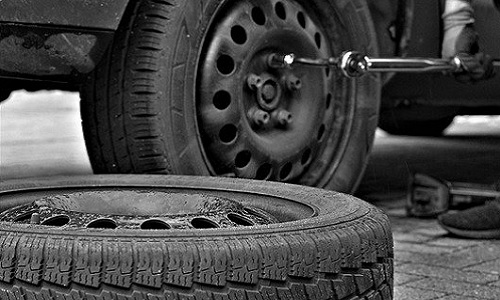 memeriksa keausan ban mobil